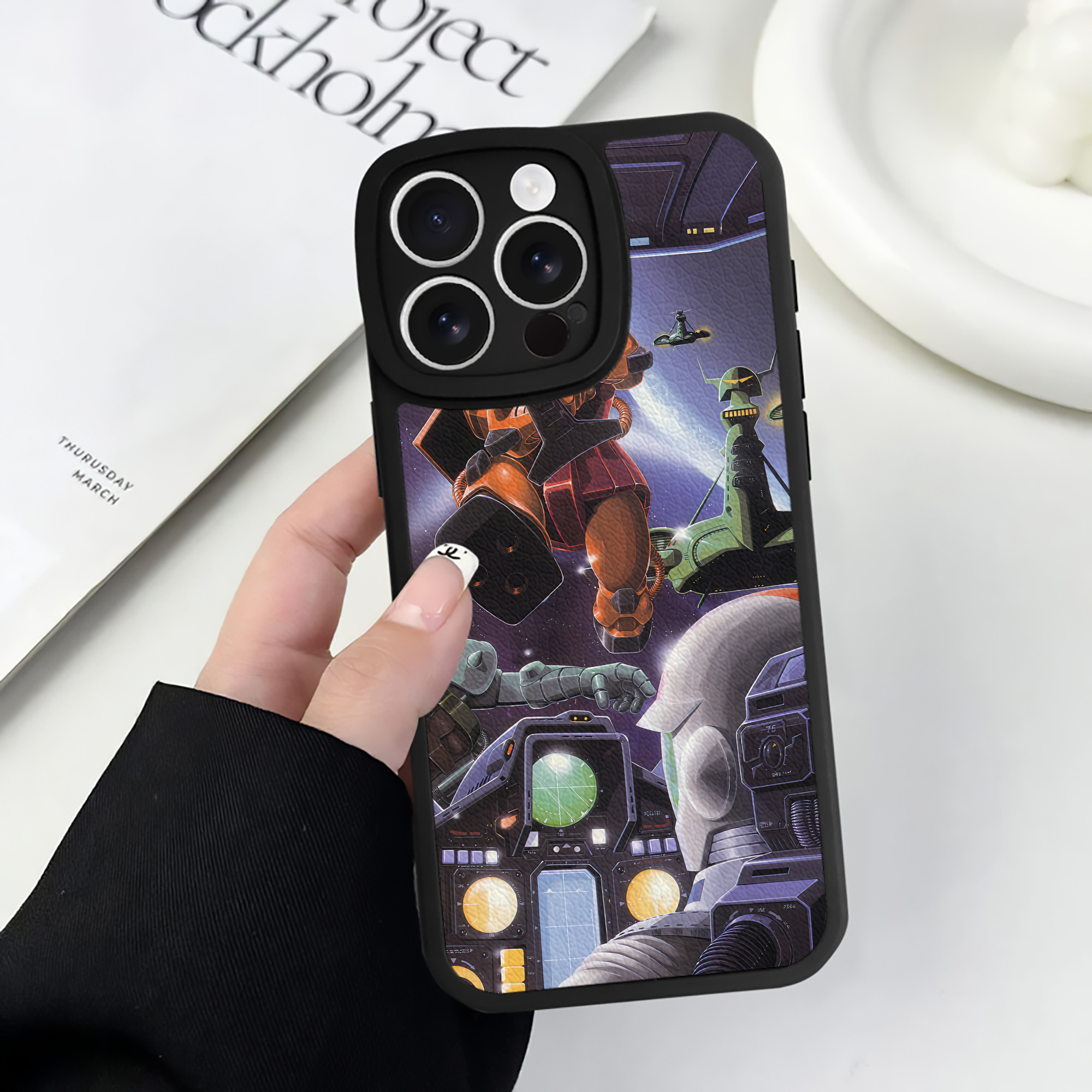（画像用） 機動戦士ガンダム Mobile Suit Gundam 【iPhone 16シリーズ対応】シリコンスマホケース（レザー調） 材質：シリコン